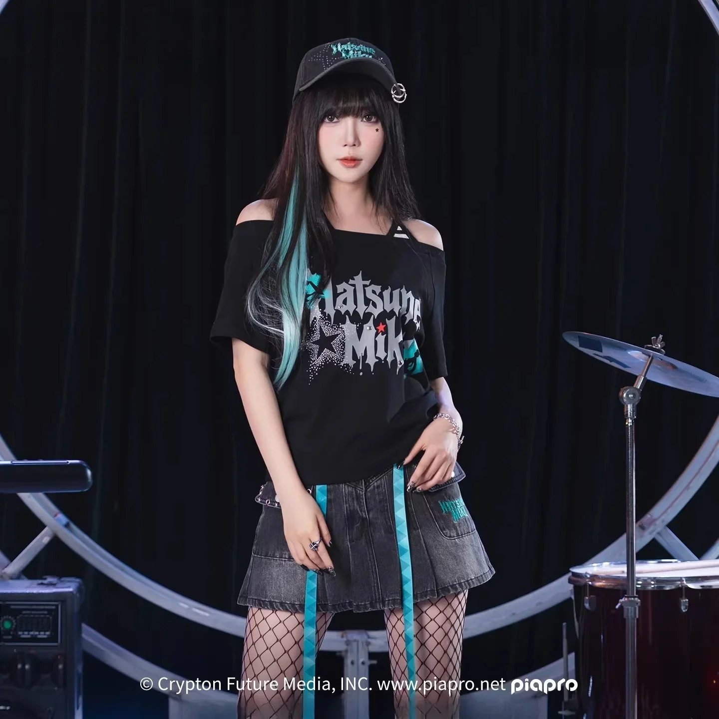 Official Hatsune Miku Rock Future Vintage Off-Shoulder Cropped T-Shirt for Women, Loose-Fit Top - Image 3